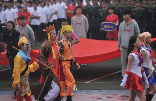 高中生运动会举牌穿什么衣服_运动会举牌服高中_高中运动会举牌女生穿什么