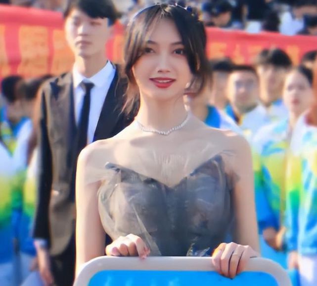运动会举牌服高中_高中运动会举牌女生穿什么_高中生运动会举牌穿什么衣服