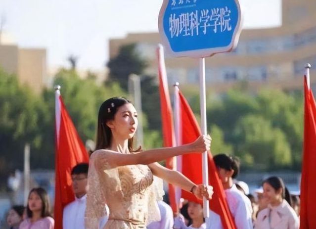 高中生运动会举牌穿什么衣服_运动会举牌服高中_高中运动会举牌女生穿什么