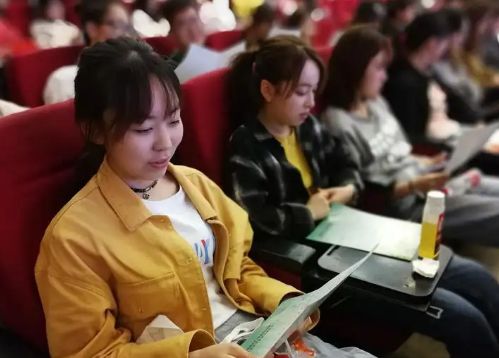 高中运动会举牌女生穿什么_运动会举牌服高中_高中生运动会举牌穿什么衣服