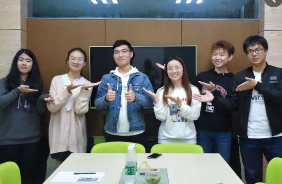 高中运动会举牌女生穿什么_高中生运动会举牌穿什么衣服_运动会举牌服高中