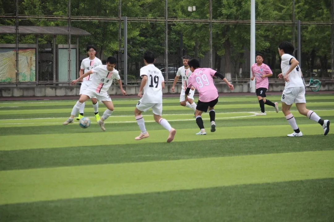 足球切球是什么意思_足球盘带控球技巧推切球_足球经典切球