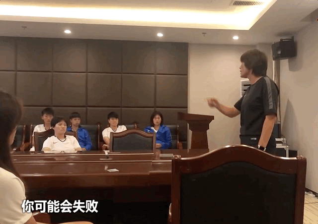 足球冠军人_中老年足球冠军是谁_中老年足球球星合影