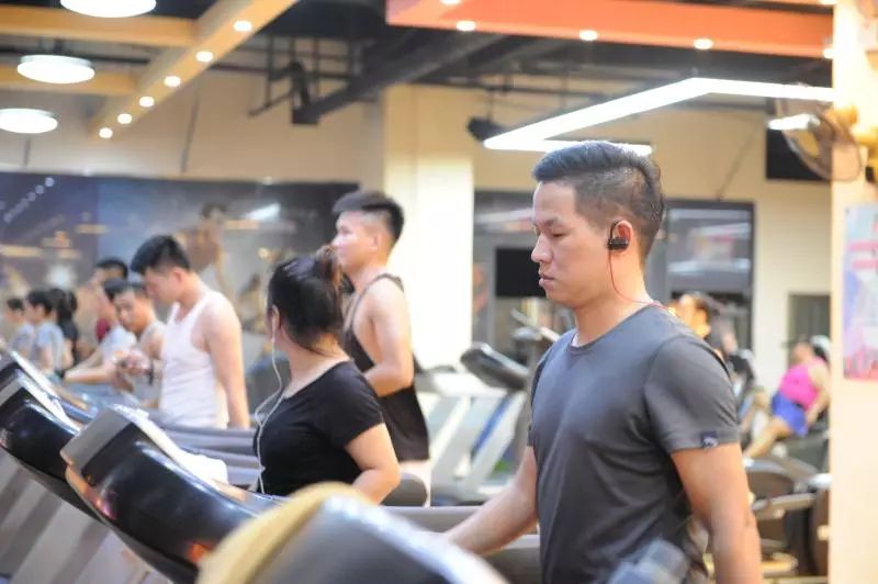 玉林健身房运动_玉林运动体育学校简介_运动健身a5分钟塑身伸展运动