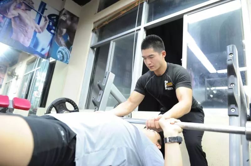 玉林运动体育学校简介_玉林健身房运动_运动健身a5分钟塑身伸展运动