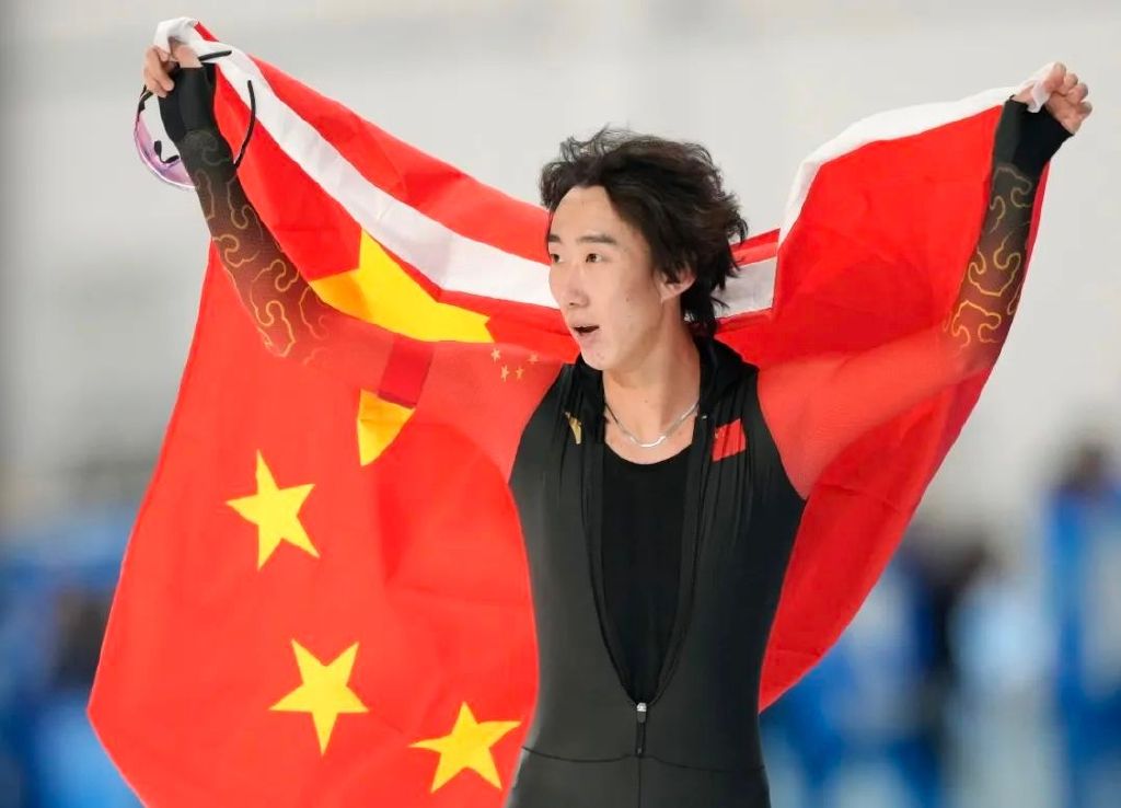 滑冰韩国选手_韩国选手滑冰摔倒冠军_韩国速度滑冰冠军李承勋