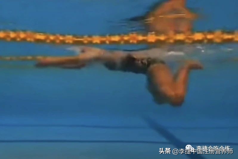 游泳换气技巧抱腿视频教程_视频游泳抱腿教程换气技巧大全_游泳抱腿站立