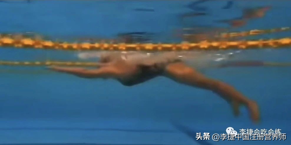视频游泳抱腿教程换气技巧大全_游泳换气技巧抱腿视频教程_游泳抱腿站立