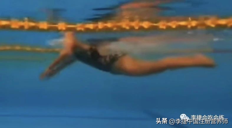 视频游泳抱腿教程换气技巧大全_游泳换气技巧抱腿视频教程_游泳抱腿站立