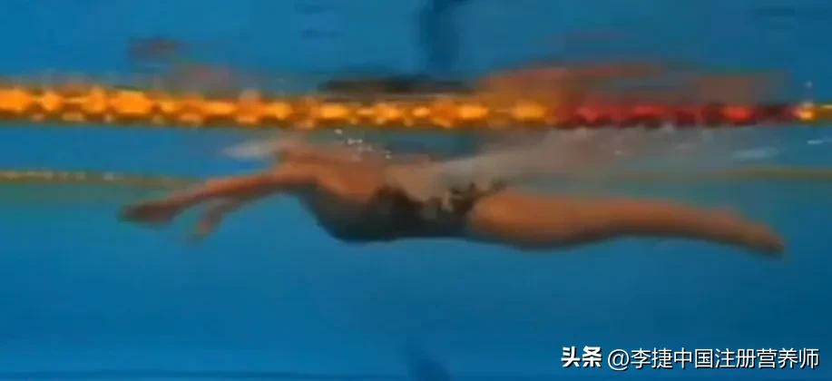 视频游泳抱腿教程换气技巧大全_游泳换气技巧抱腿视频教程_游泳抱腿站立