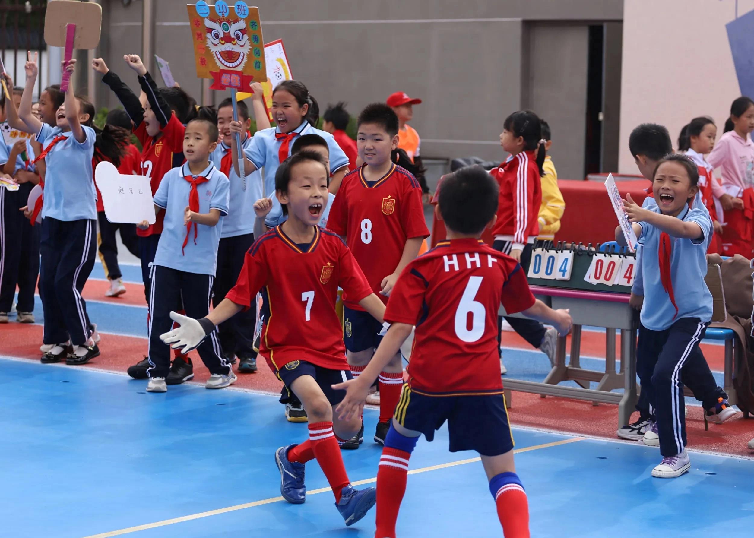 小学足球冠军班美篇_小学足球比赛冠军_小学生足球冠军
