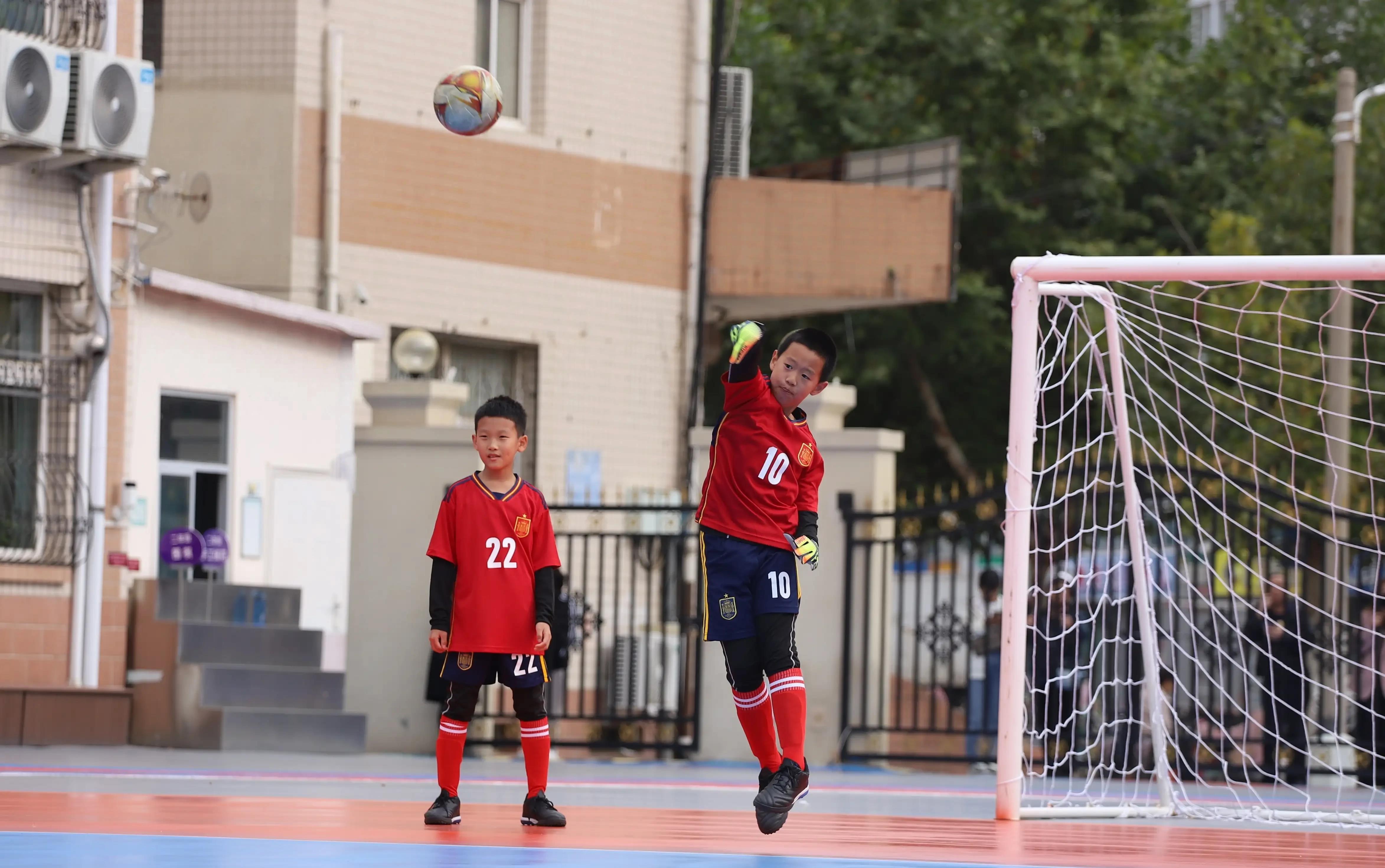 小学足球比赛冠军_小学足球冠军班美篇_小学生足球冠军