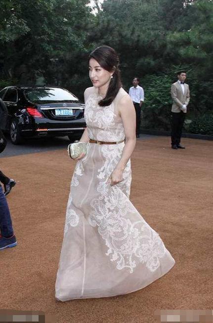 游泳美照怎么拍_穿游泳装怎么拍照_倪妮游泳拍照穿搭技巧图片