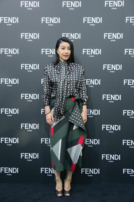 倪妮游泳拍照穿搭技巧图片_游泳美照怎么拍_穿游泳装怎么拍照