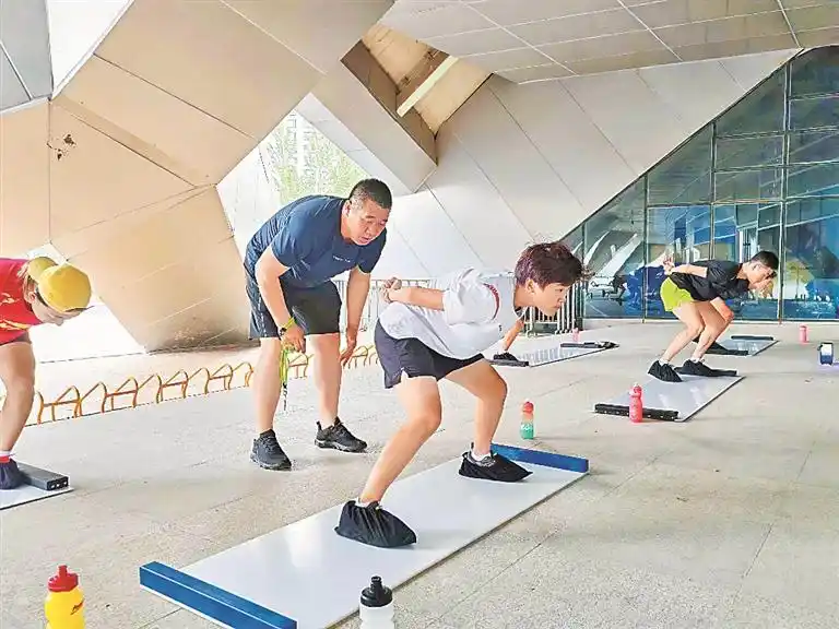 大道冠军滑冰速度怎么样_速度滑冰大道冠军_大道冠军滑冰速度快吗