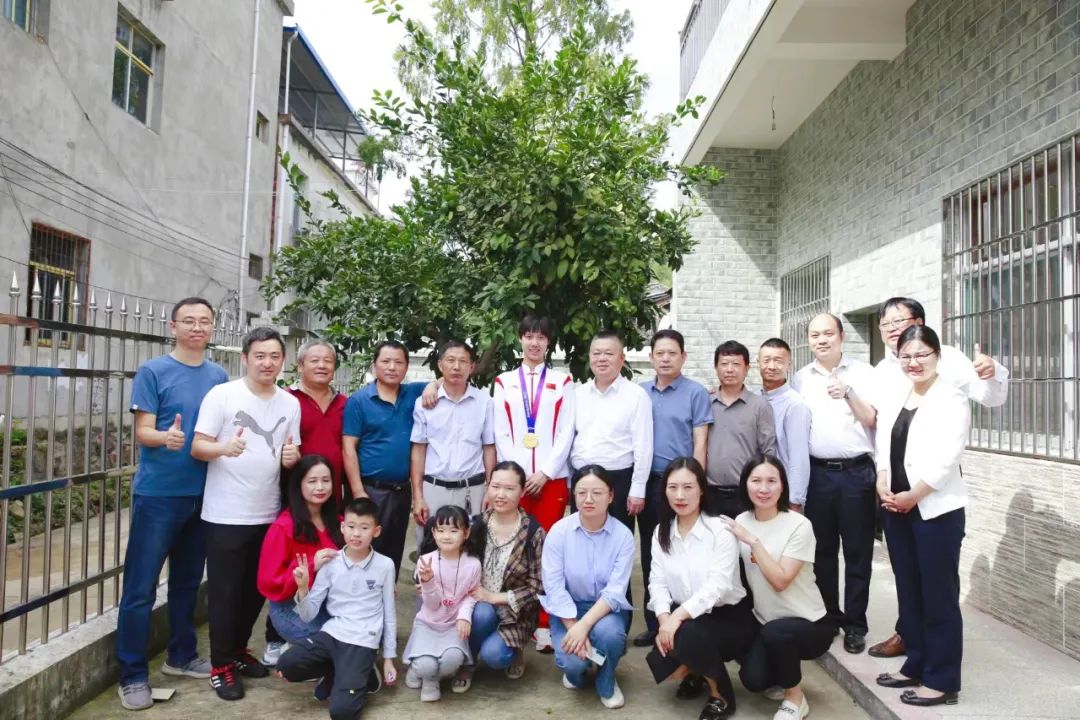 游泳冠军金牌_金山区运动会游泳冠军有哪些_全运会游泳冠军奖金