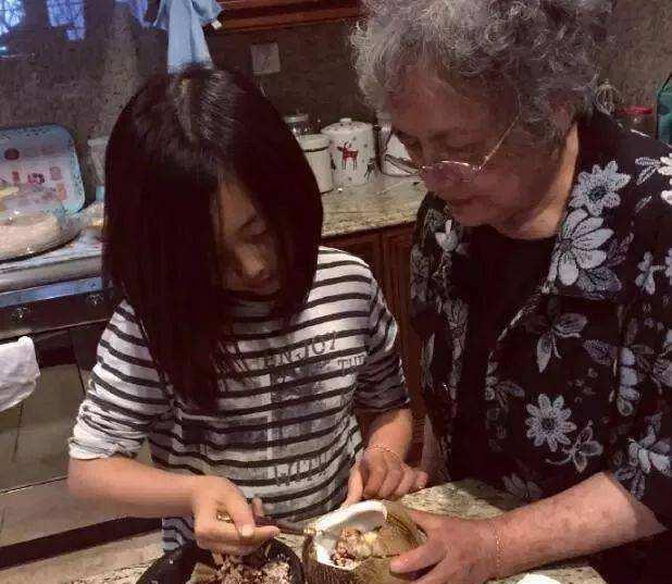 黄多多14岁健身视频引热议，自律少女展现超强意志力获网友点赞