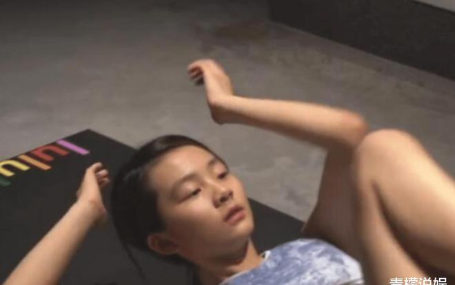 黄多多健身的动作教程_黄多多锻炼身体视频_黄多多健身女明星